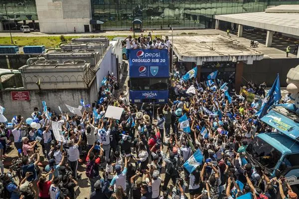 Aficionados reciben a su selección en el aeropuerto internacional La Aurora