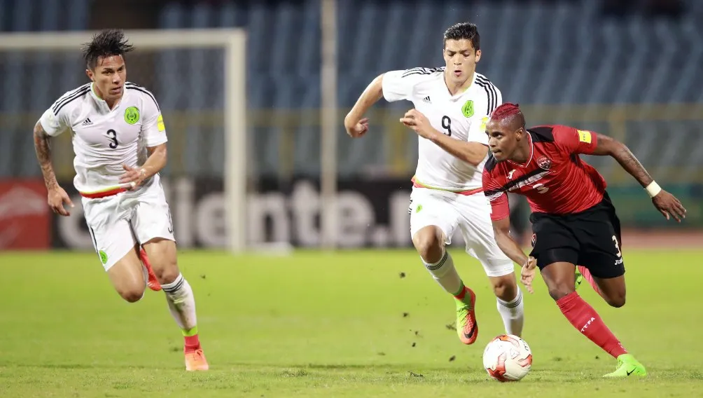Carlos Salcedo y Raúl Jiménez en acción con el Tri