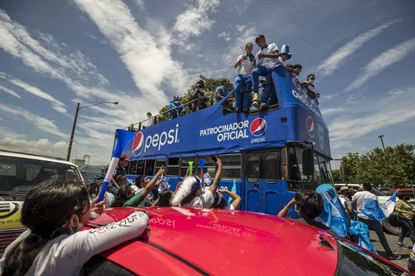Aficionados reciben a su selección en el aeropuerto internacional La Aurora