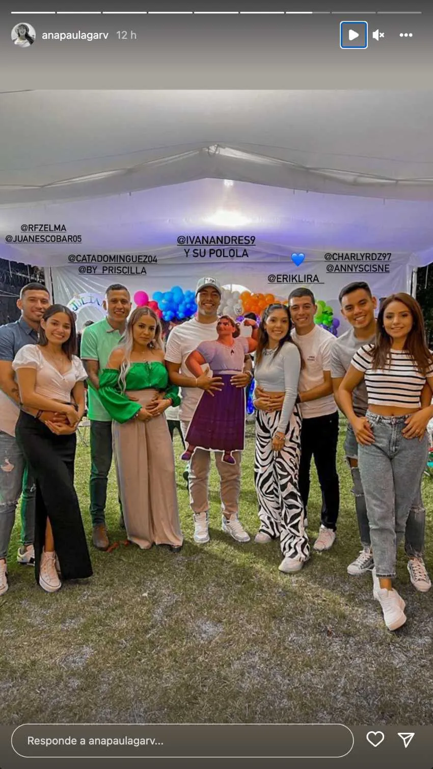 Iván Morales con el personaje de cartón