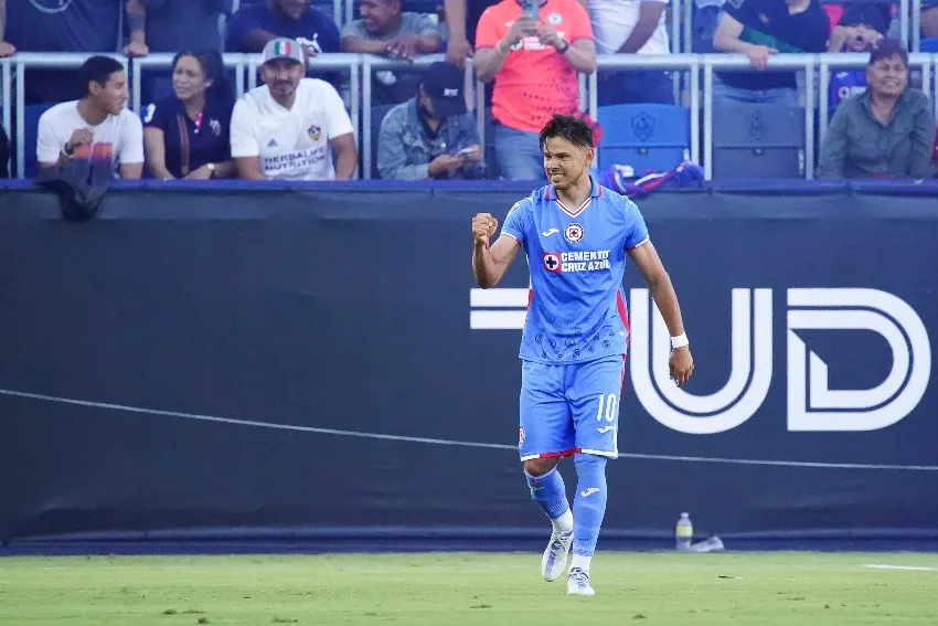 Romero celebrando un gol con Cruz Azul