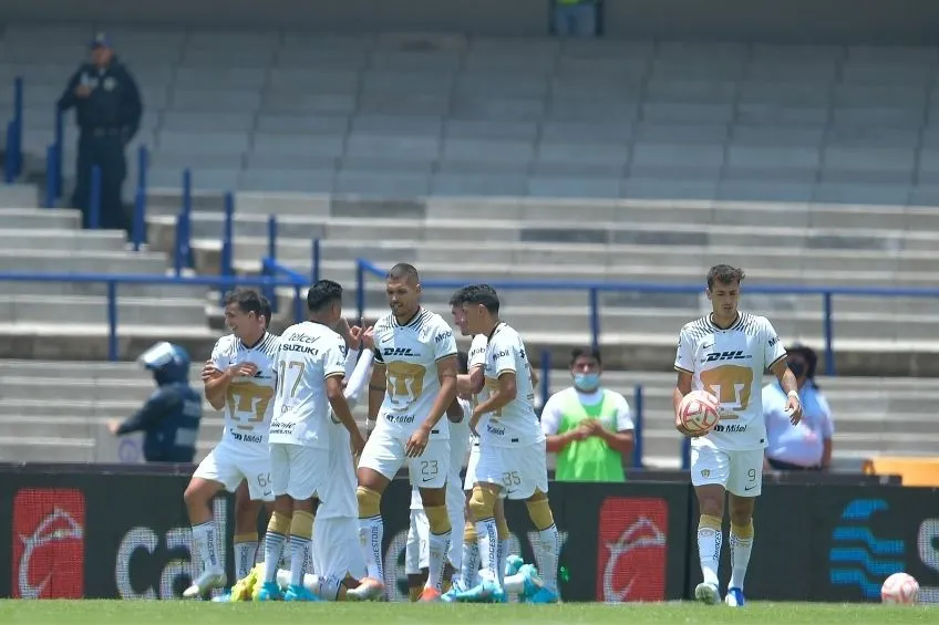 Jugadores de Pumas festejando un gol