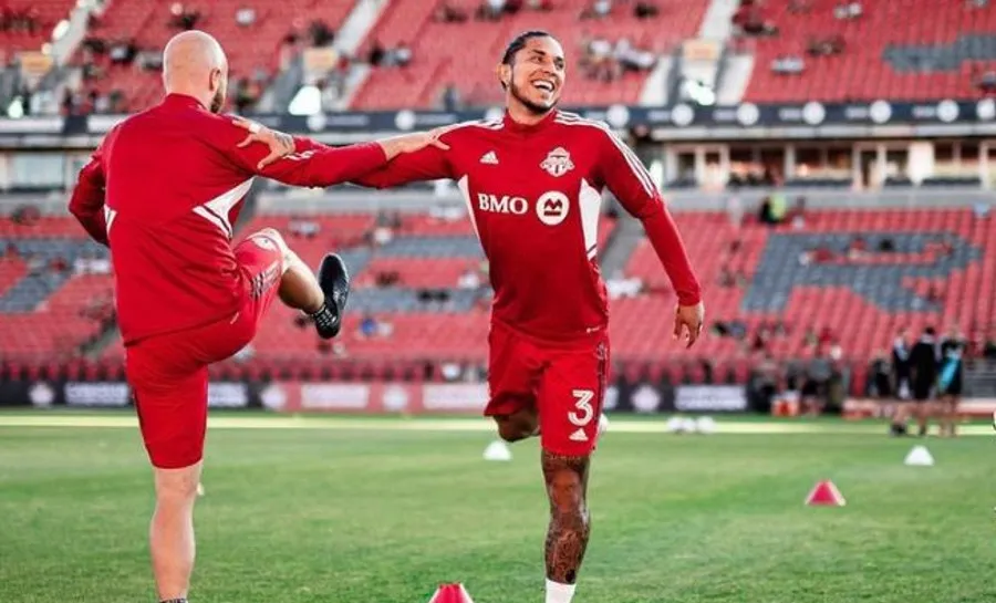 INSTAGRAM: @CSalcedoJr Salcedo en calentamiento