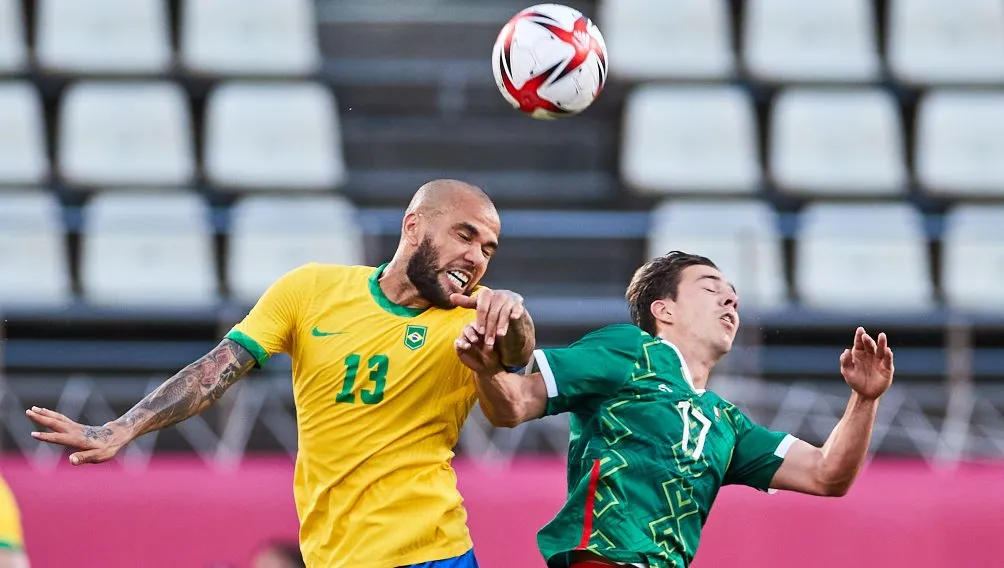 Dani Alves en acción con Brasil ante México en Tokio
