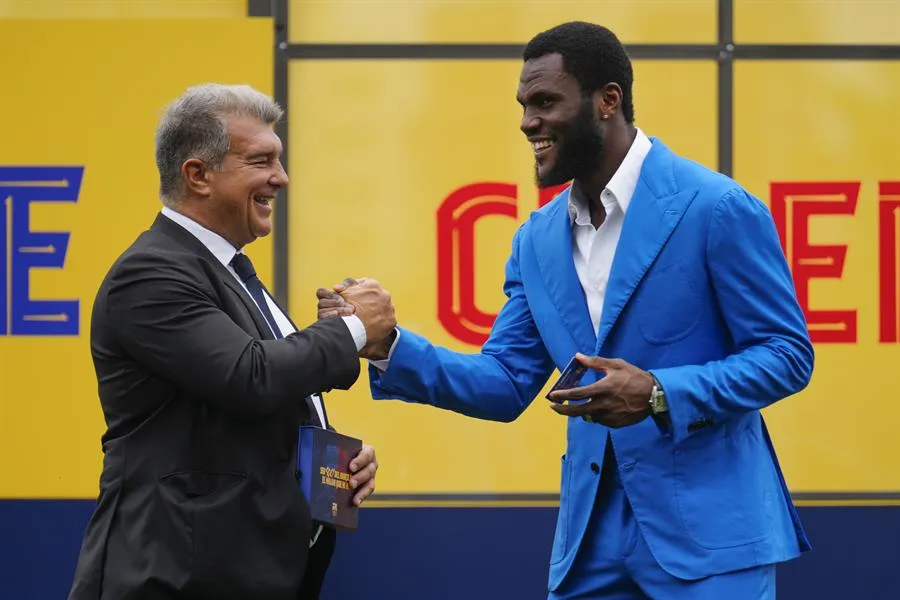 Laporta en la presentación de Kessie