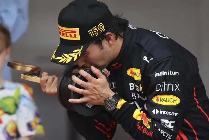 AP Checo festejando el GP de Azerbaiyán