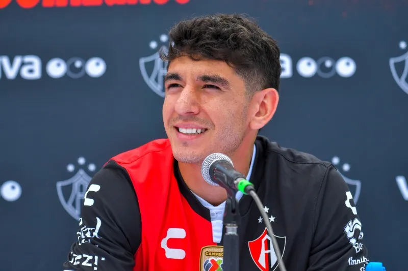 Alberto Ocejo en presentación ante medios