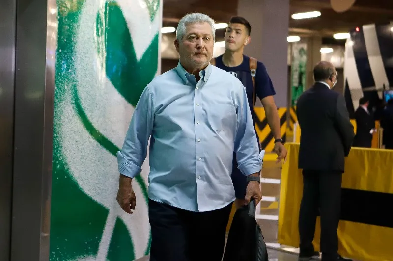 Vucetich llegando al partido de la J1 de la Liga MX