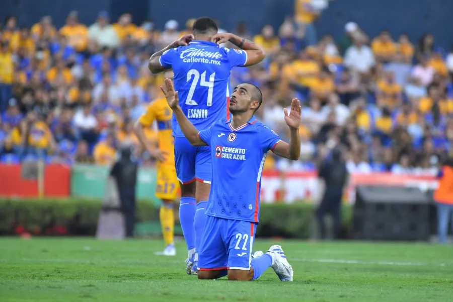 Rafael Baca festejando un gol con Cruz Azul