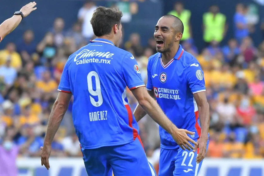 Baca y Santi celebran un gol