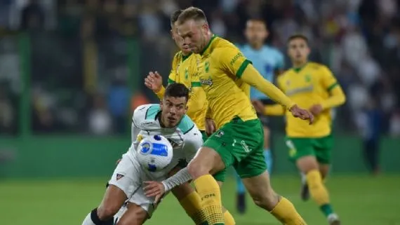 Carlos Rotondi buscando el balón