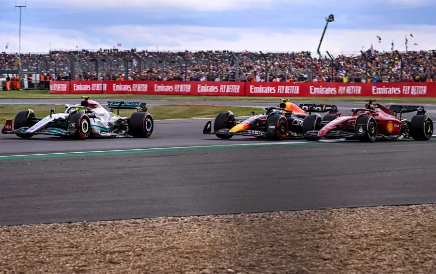 Pérez en batalla contra Hamilton y Leclerc