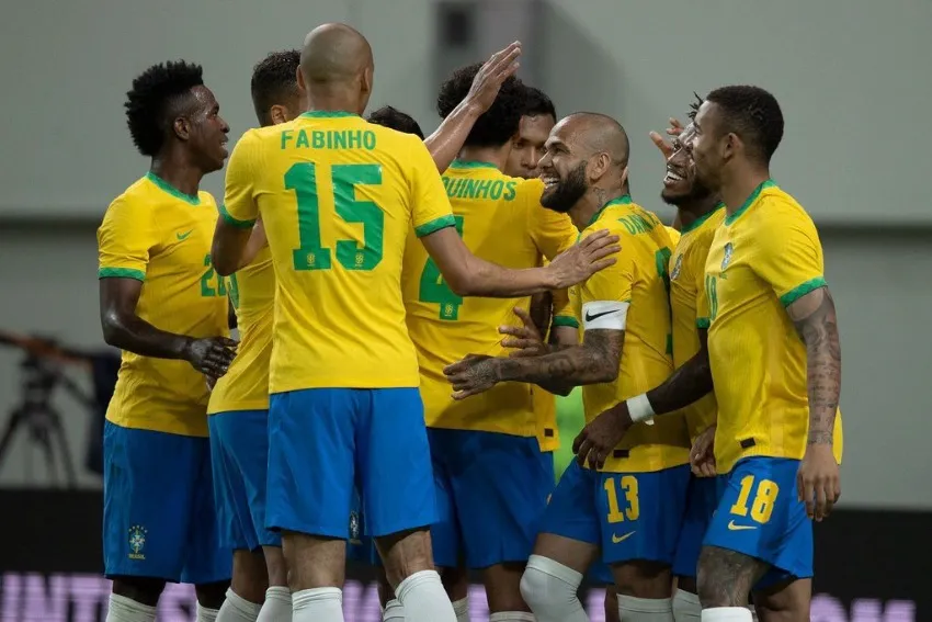 Dani Alves en un partido de Brasil