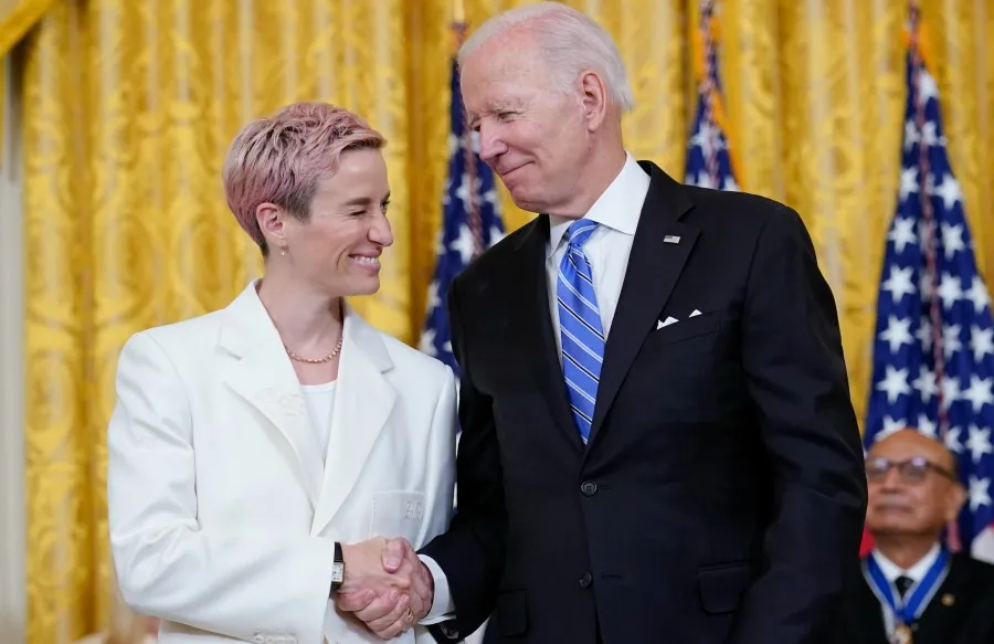 Rapinoe saluda a Joe Biden