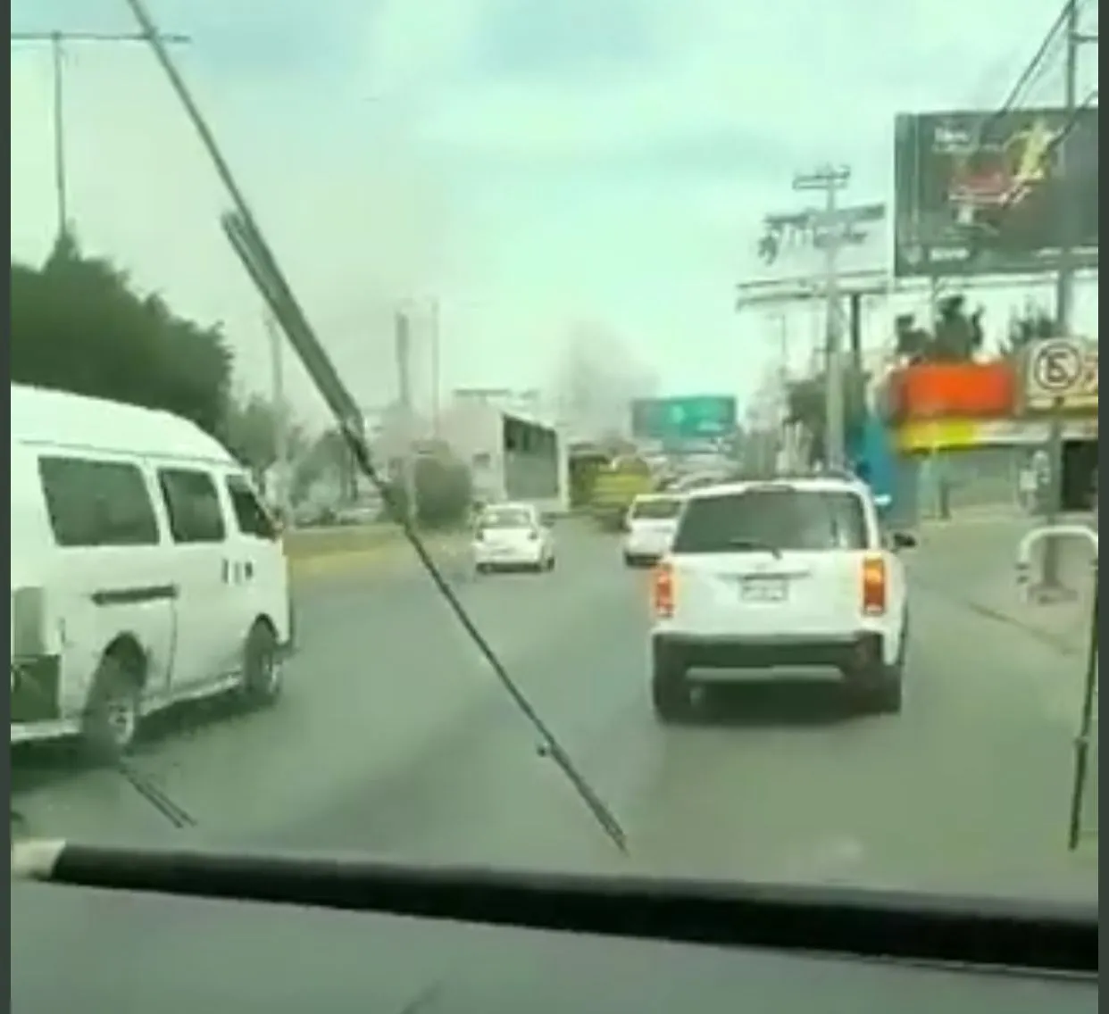 Camioneta antes de chocar con el transporte público