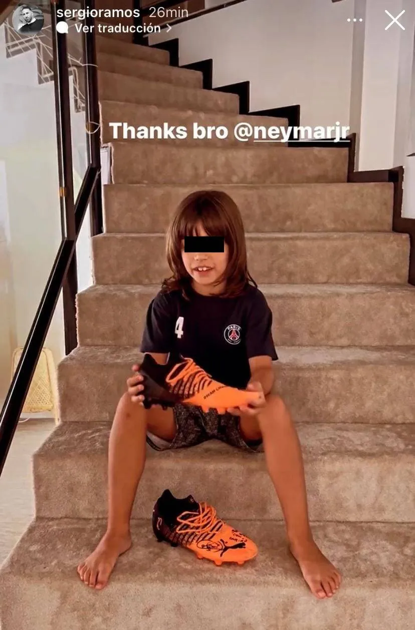 Hijo de Sergio Ramos recibe botas que le regaló Neymar