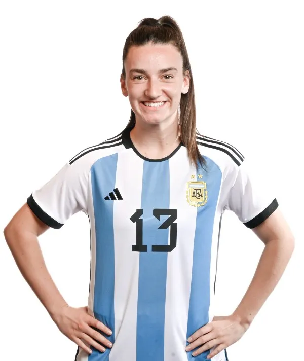 TWITTER @Argentina Jugadora de la Selección de argentina posa con la jersey