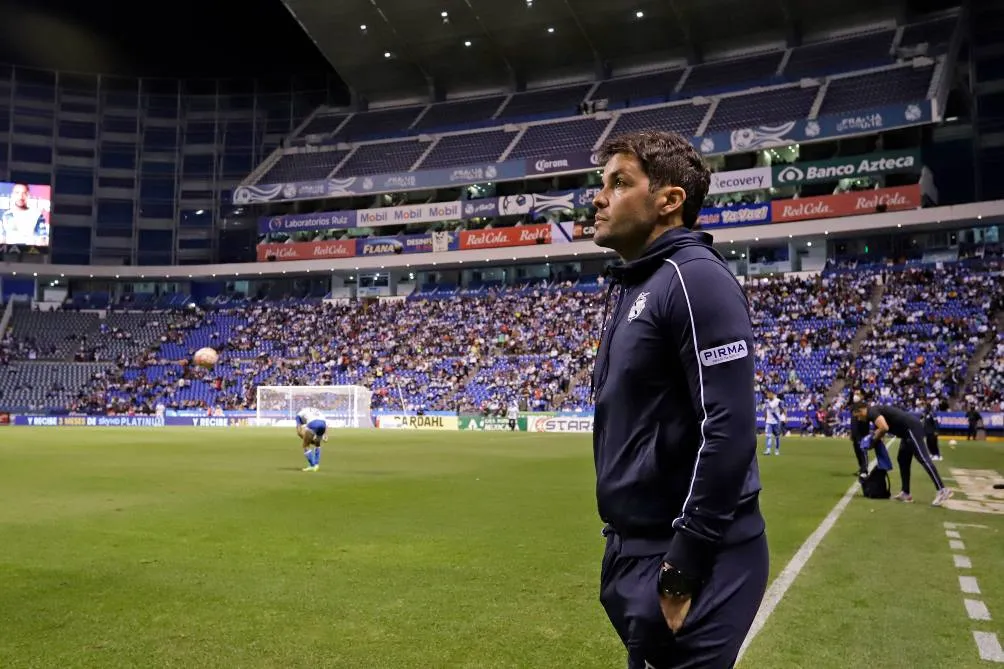 IMAGO7 Larcamón dirigiendo al Puebla