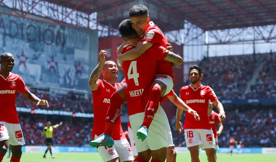 IMAGO7 Jugadores de los Diablos celebran gol ante Atlas