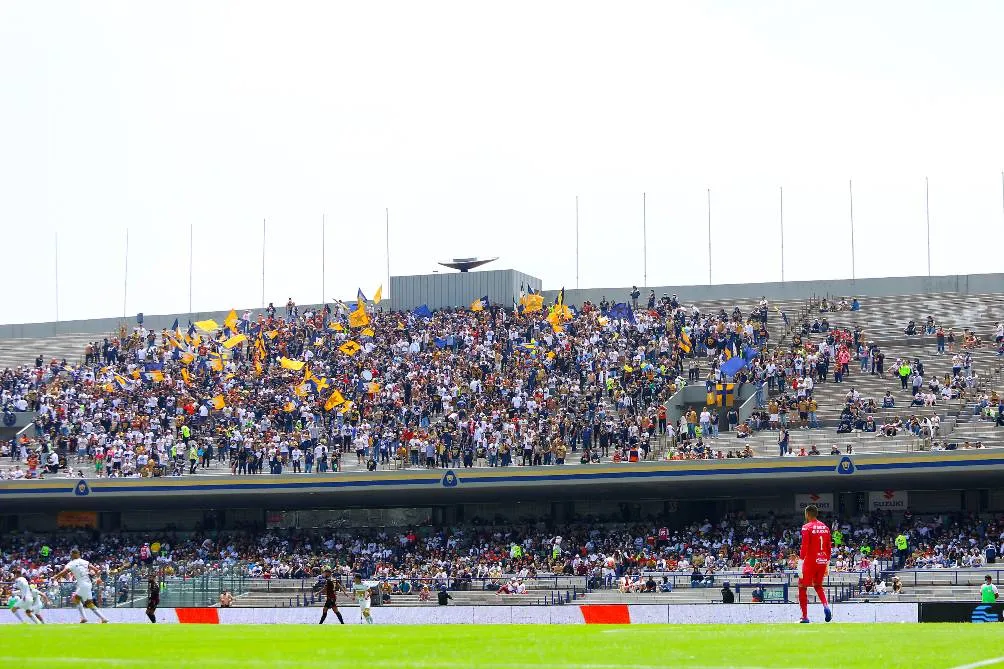 La afición de Pumas alienta a su equipo en CU