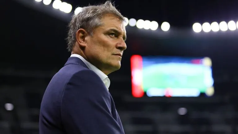 Diego Aguirre dirigiendo a la Máquina