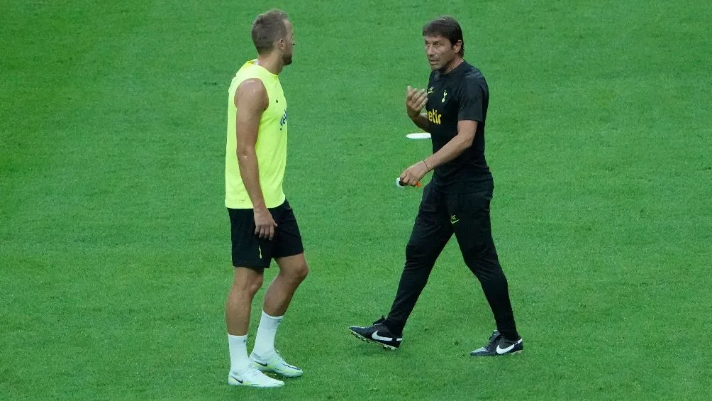 AP Kane platicó con su entrenador Antonio Conte