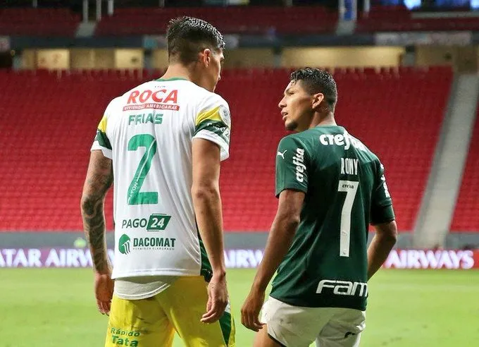 Frías y Rony en discusión en Copa Libertadores