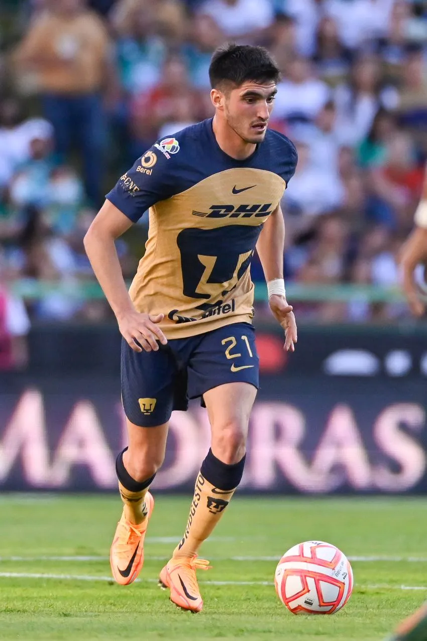 Gustavo del Prete celebrando su primer gol con Pumas