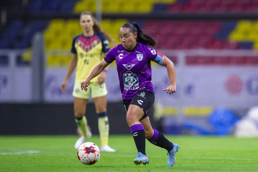 Charlyn Corral durante un partido de Pachuca Femenil