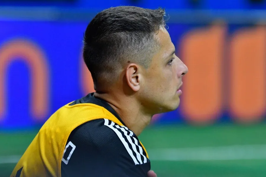 Chicharito en un entrenamiento con el Tri