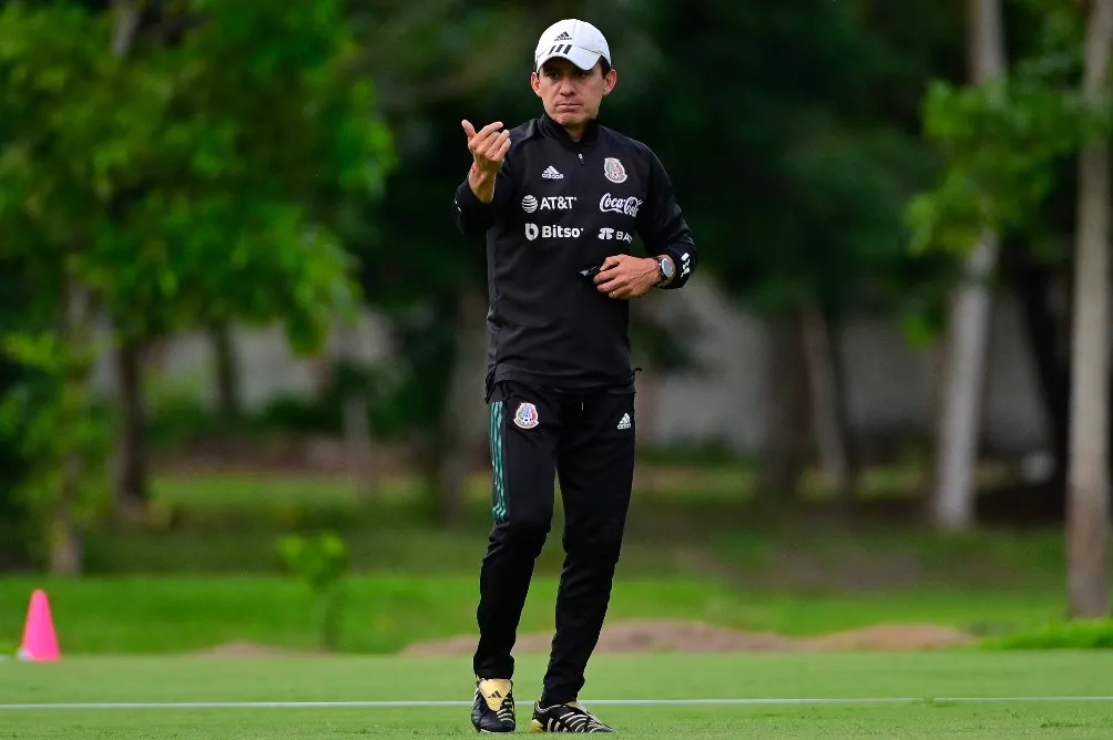 Luis Pérez dirigiendo al Tri Sub 20