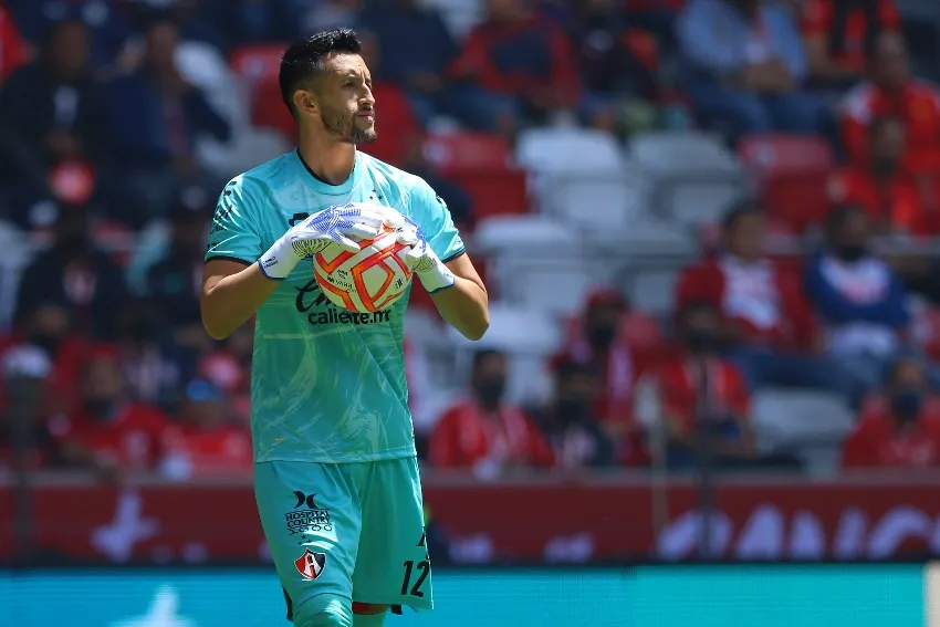Camilo Vargas en un partido de Atlas