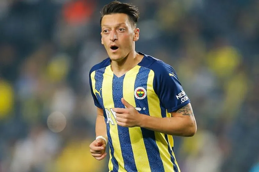 AP Mesut Özil durante un partido del Fenerbahce