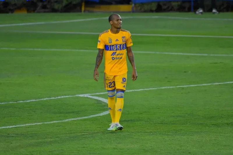 Luis Quiñones jugando con Tigres
