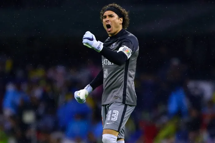 Ochoa festeja un gol del América