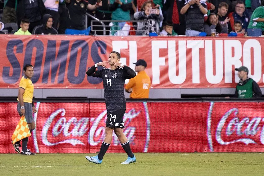 Chicharito Hernánde celebrando un gol con el Tri