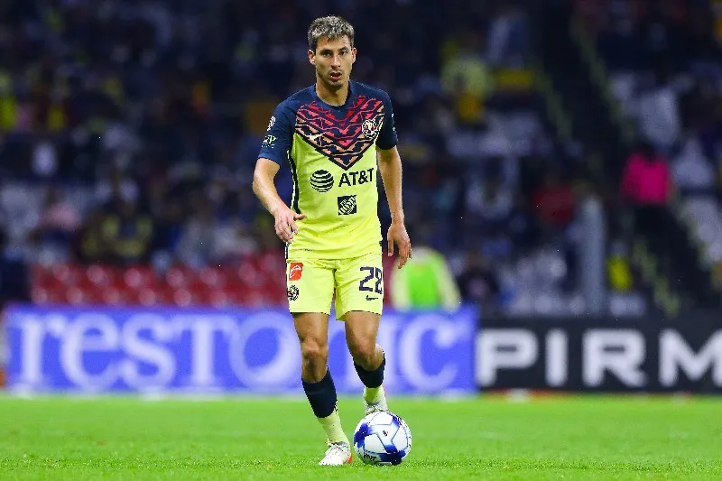 Mauro Lainez jugando con el América