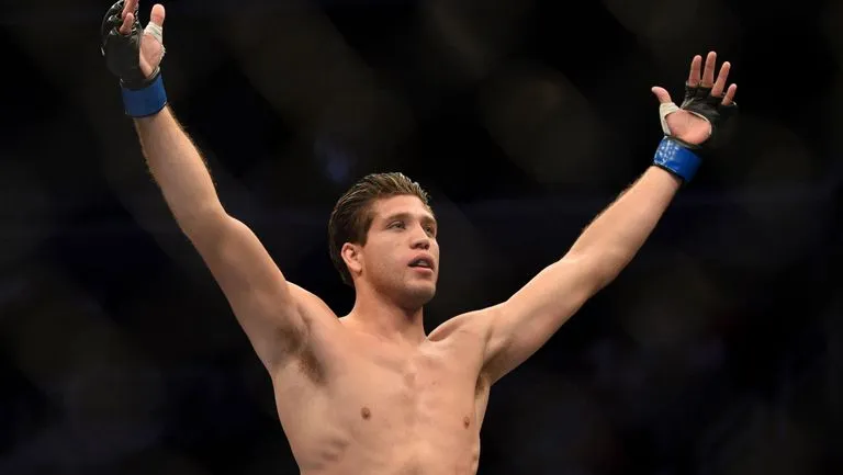 Brian Ortega celebra en UFC