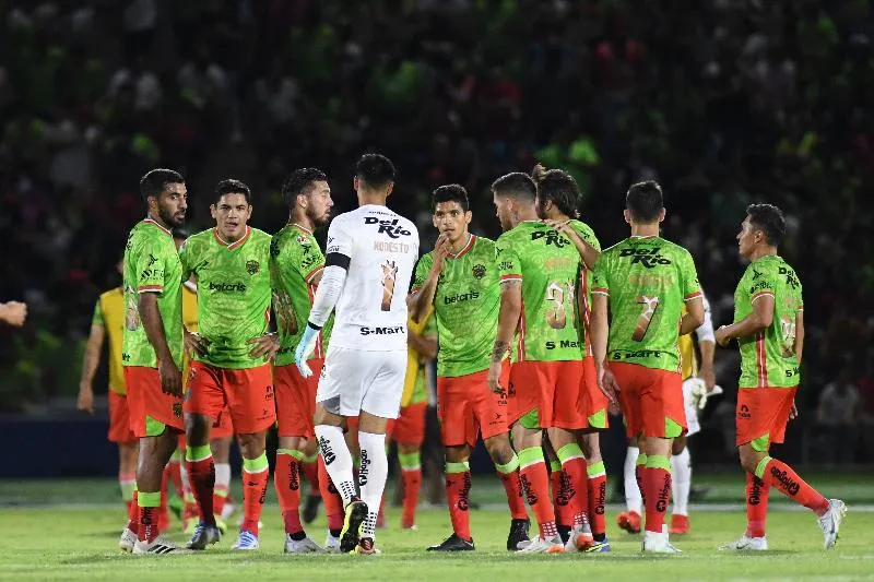 IMAGO7 Jugadores de FC Juárez en terreno de juego