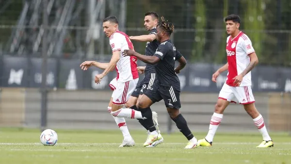 Edson Álvarez, titular en el primer partido del Ajax de Alfred Schreuder