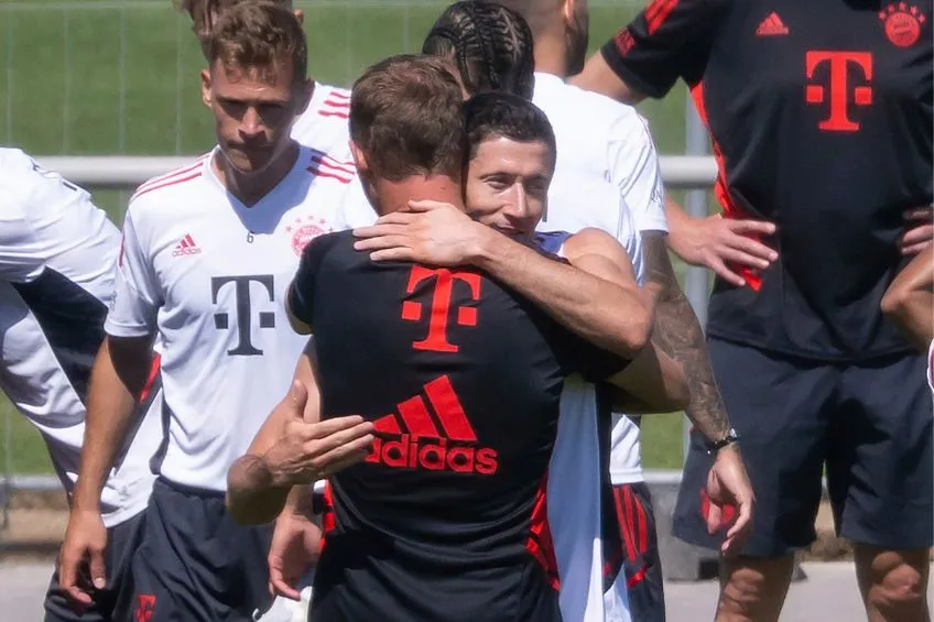 Lewandowski despidiéndose de sus compañeros y cuerpo técnico