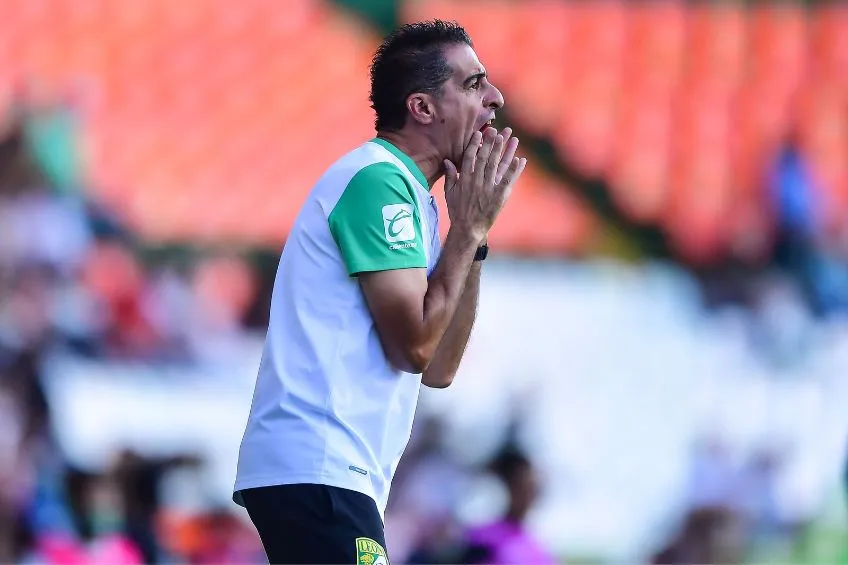 Renato Paiva dirigiendo al León