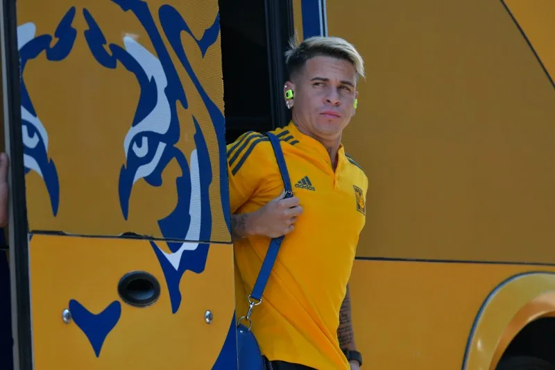 IMAGO7 Yeferson Soteldo bajando del autobús de Tigres