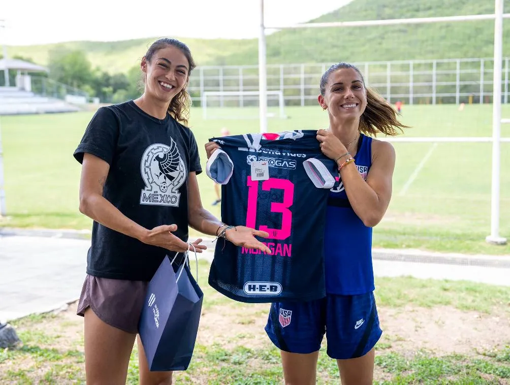Alex Morgan despidiéndose de jugadoras de Tigres y Rayadas
