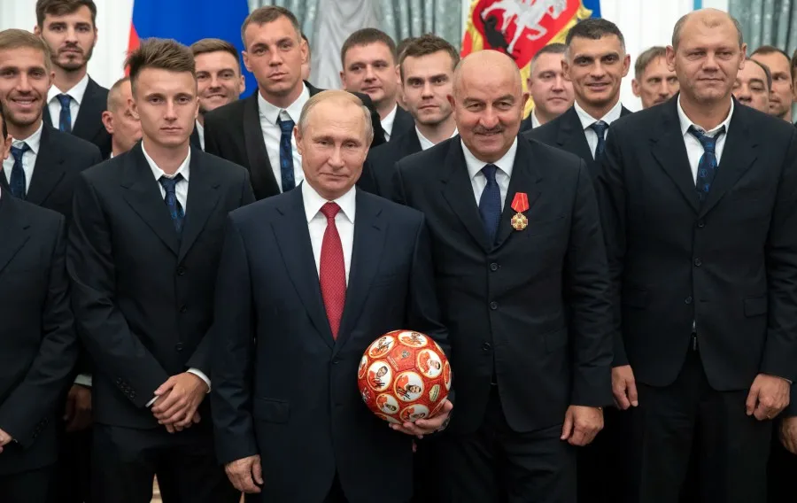 Vladimir Putin con la selección rusa de futbol
