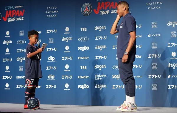 TWITTER @PSG_inside Pequeño japonés lee carta a los jugadores del PSG