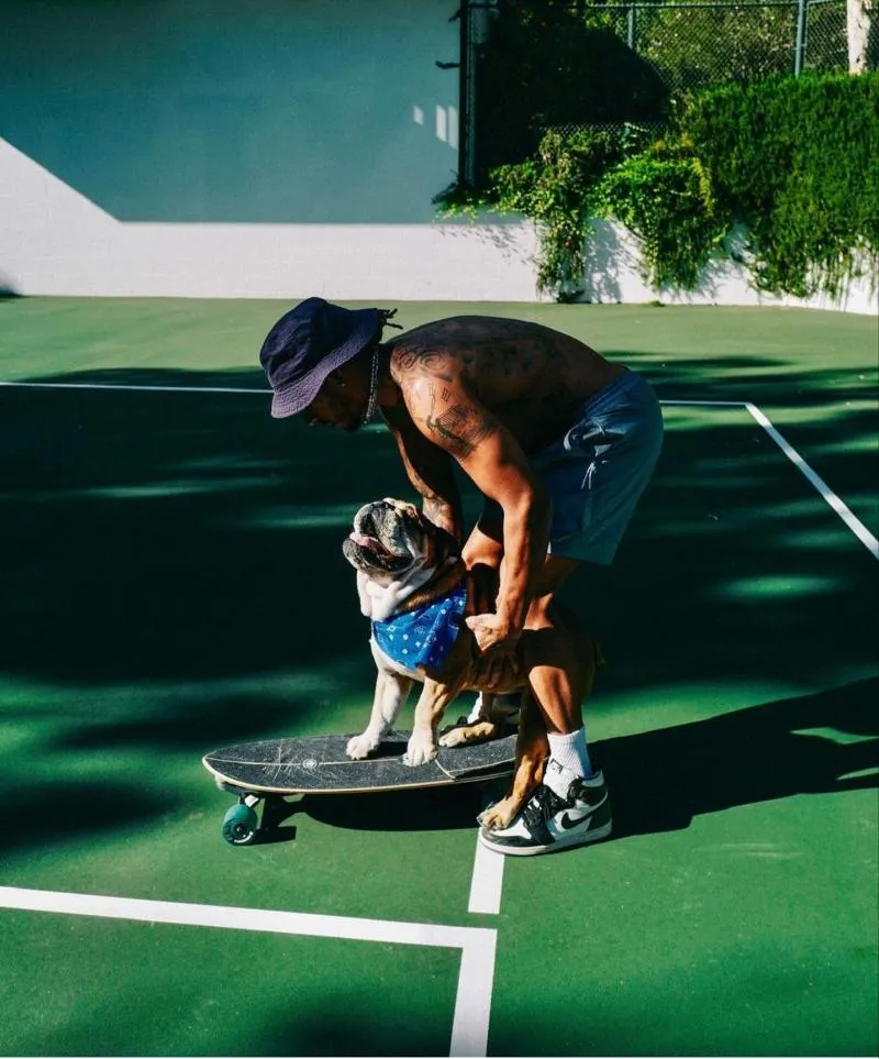 Lewis Hamilton y su perro Roscoe