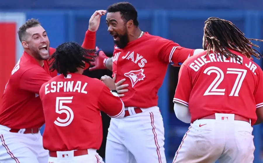 Teoscar Hernánde celebra el hit del triunfo para Blue Jays