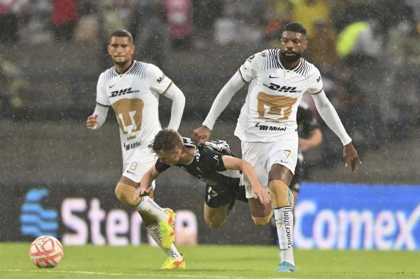 Diogo durante un partido de Pumas