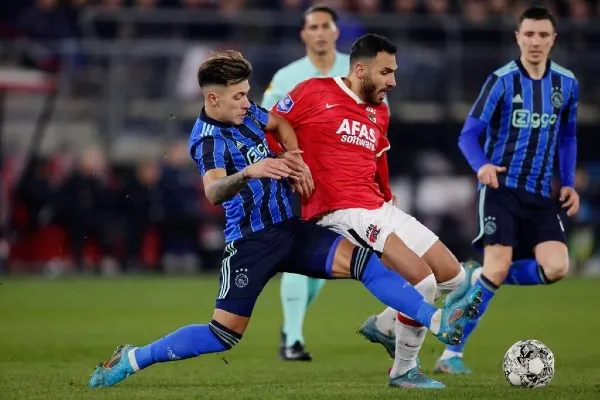 Lisandro Martínez en acción con Ajax